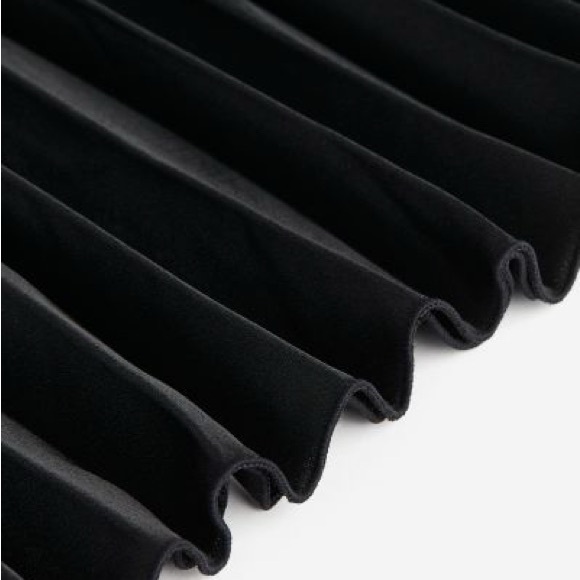H&M NWT Black Midi Polyester Pleated Skirt (Still in Stores) - Picture 3 of 3
